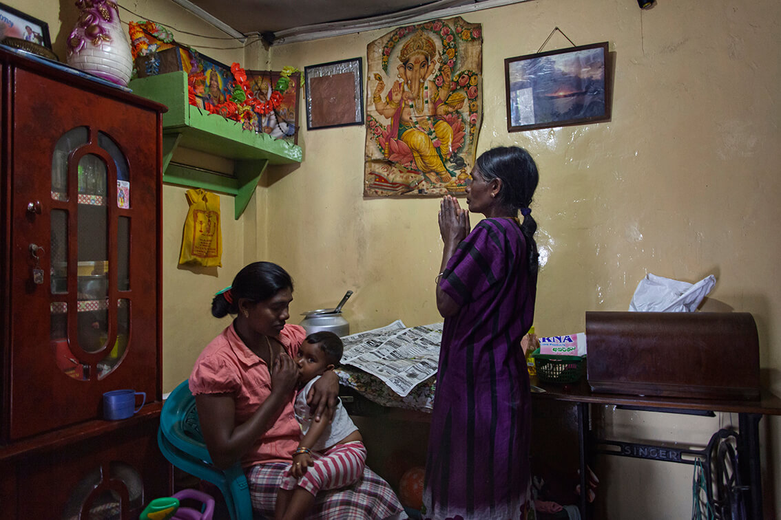 Progetto fotografico le madri di Ceylon di Francesca Guarnaschelli anziane